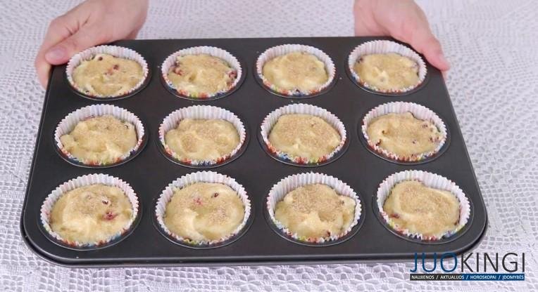 Вкусные ягодные кексы с хрустящей корочкой. Дачный рецепт: пока замешиваешь тесто, внуки собирают ягоду