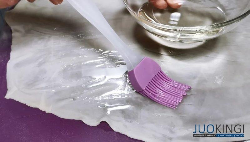 Тесто прозрачное и тонкое как бумага. Готовлю пирожки с любой начинкой