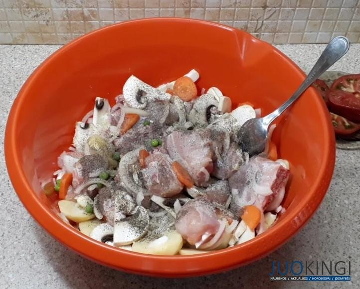 Просто кладу курицу в банку, ставлю в духовку и забываю на полтора часа