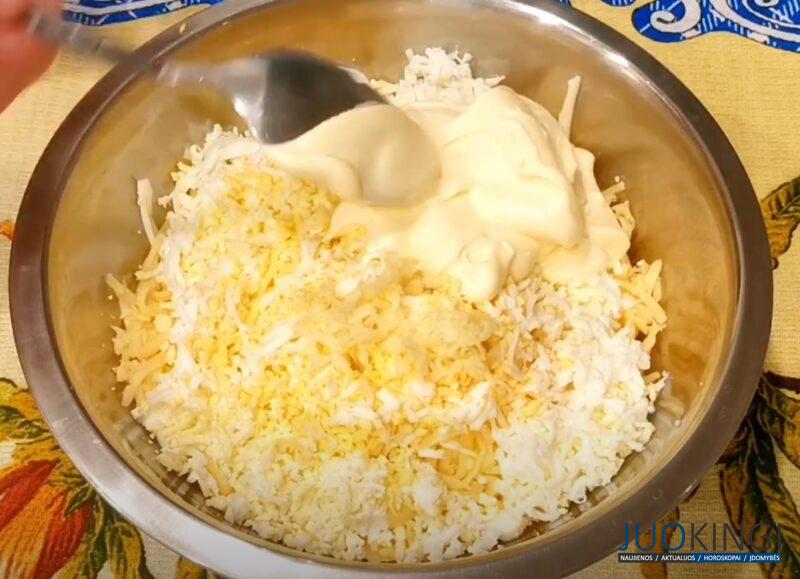 Просто возьмите сырок "Дружба" и 3 яйца. Вкусный слоёный рулет с начинкой за 30 минут