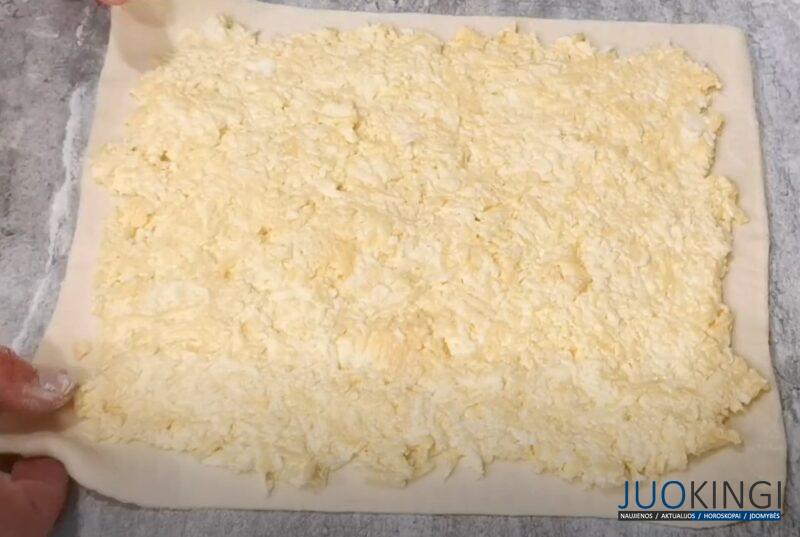 Просто возьмите сырок "Дружба" и 3 яйца. Вкусный слоёный рулет с начинкой за 30 минут