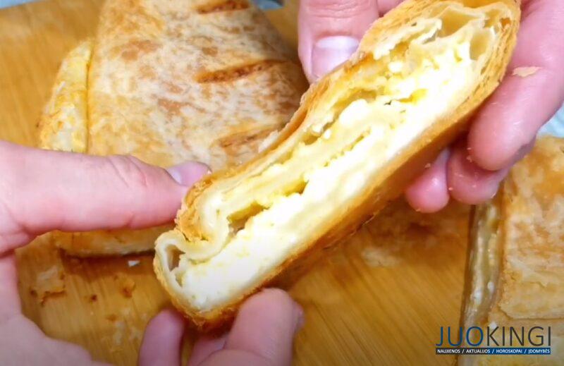 Просто возьмите сырок "Дружба" и 3 яйца. Вкусный слоёный рулет с начинкой за 30 минут