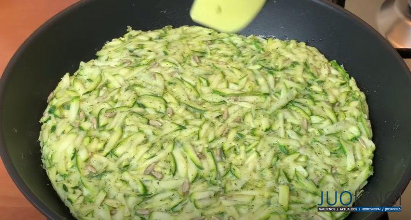 Просто натрите кабачки и добавьте яйца. Готовлю каждый день летом