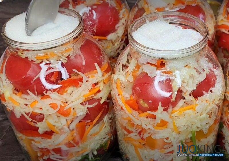 Просто залейте их кипятком. Помидоры, которые "улетают" первыми. Вкусная заготовка с капустой на зиму