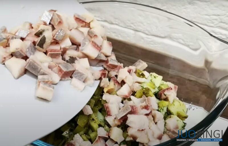 Только самые простые продукты. Вкуснейший салат с селёдкой "Деревенский".