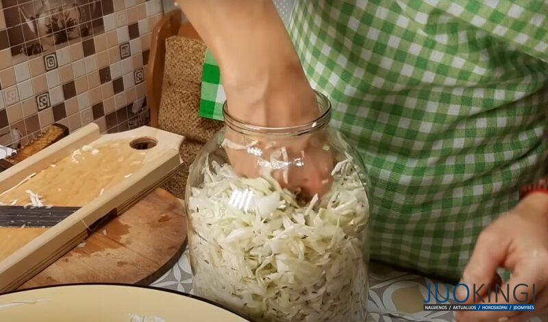 Настоящая квашеная капуста в банках. Так готовили наши прабабушки: хрустящая и вкусная