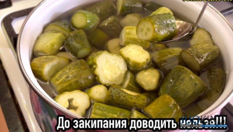 Подойдут даже крупные огурцы. Не нужно плотно укладывать: рецепт без стерилизации и заливки кипятком