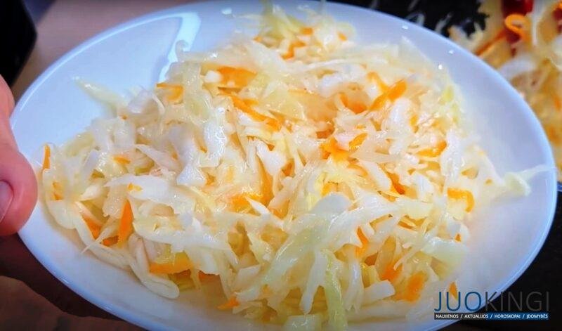 Такую капусту мы съели за 2 дня. Очень лёгкий и быстрый рецепт хрустящей капусты на зиму
