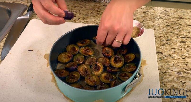 Такой простой рецепт, что справятся даже дети. Невероятно вкусный пирог со сливами в духовке