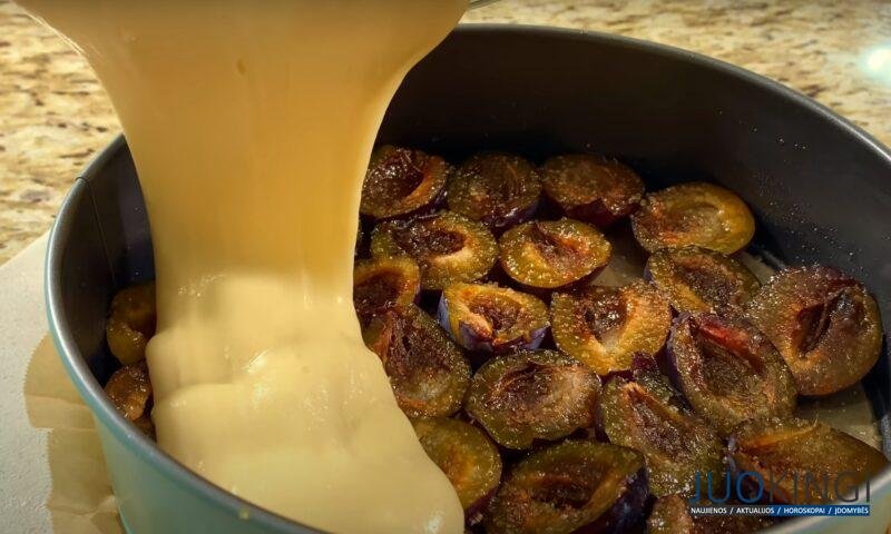 Такой простой рецепт, что справятся даже дети. Невероятно вкусный пирог со сливами в духовке