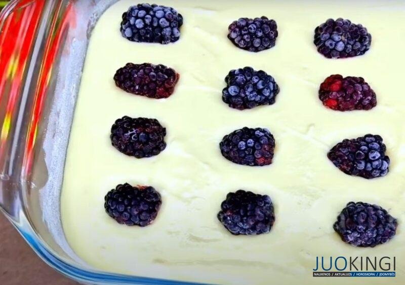 Беру творог и 3 яйца. Красиво и вкусно: нежная запеканка с мороженными ягодами