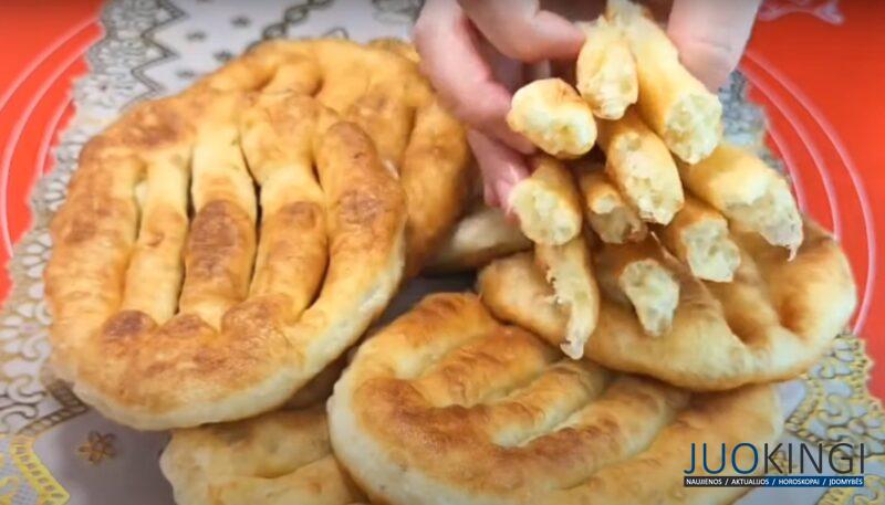 Беру картофель и манку. Пирожки теперь не готовлю, нашла рецепт проще: вкусные картофельные лепешки
