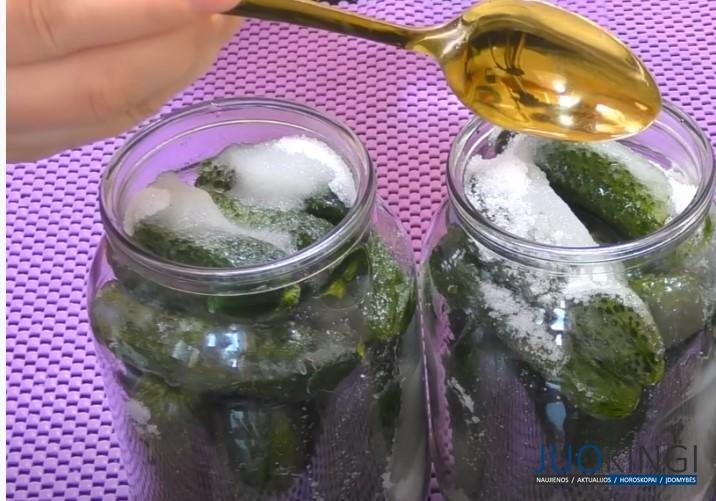 Засыпаю всё в банку и через 10 минут готово. Вкусные огурчики на зиму в литровой банке