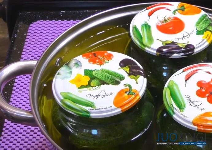 Засыпаю всё в банку и через 10 минут готово. Вкусные огурчики на зиму в литровой банке