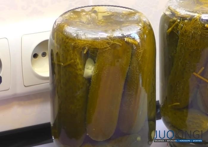 Засыпаю всё в банку и через 10 минут готово. Вкусные огурчики на зиму в литровой банке