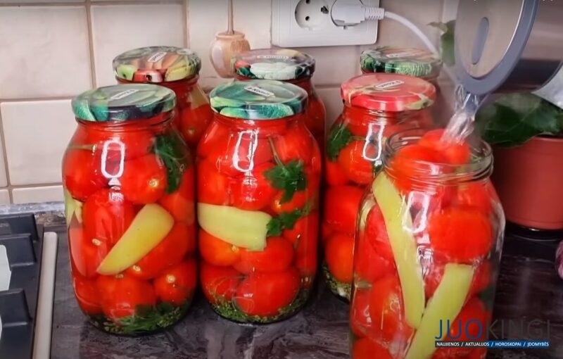 Зимой пальчики оближете. Соседка рассказала простой и вкусный рецепт помидор на зиму