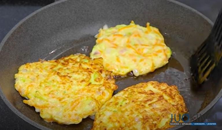 2 моркови, 2 кабачка, 2 яйца. Таких вкусных овощных оладий вы еще не пробовали