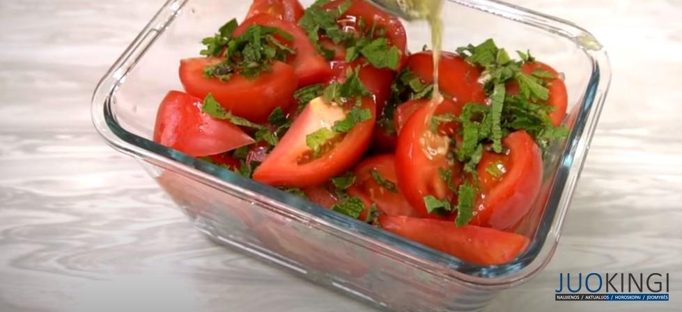 Спасибо соседке по даче, опять удивила. Таких вкусных помидор я еще не ела