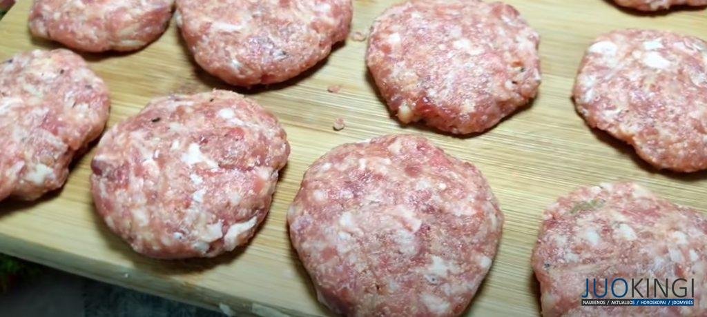 Добавляю манку в фарш. Сочные котлетки из фарша: даже нет необходимости тушить