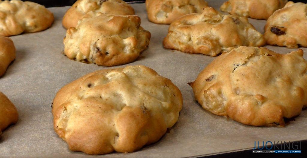 Пока кипятится чайник готовлю печенье. Как мы все яблоки переводим на вкусный десерт