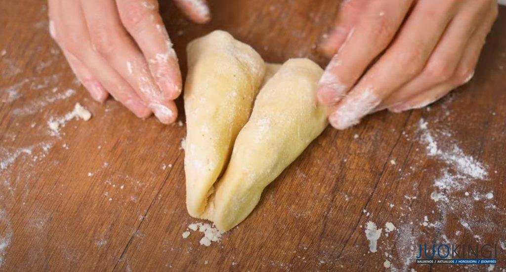Мягкий, как пух яблочный пирог. Влажный и пропитанный: с нежной крошкой сверху