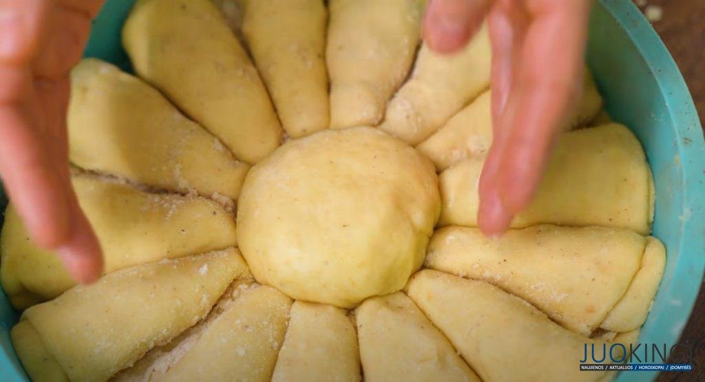 Мягкий, как пух яблочный пирог. Влажный и пропитанный: с нежной крошкой сверху