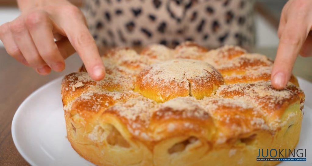 Мягкий, как пух яблочный пирог. Влажный и пропитанный: с нежной крошкой сверху