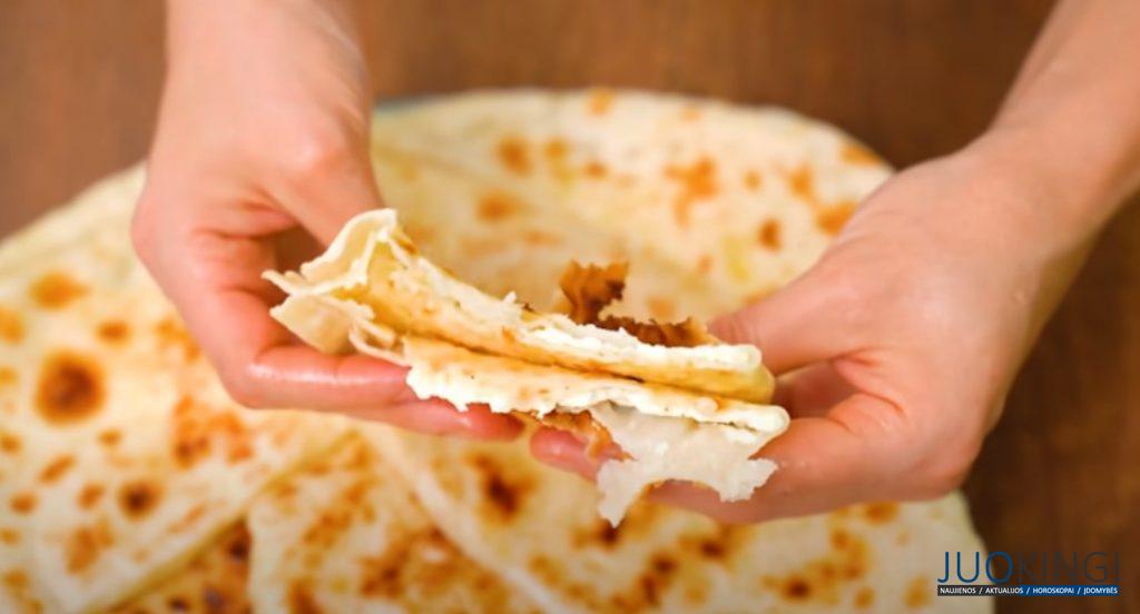 Никогда бы не подумала, что так вкусно. Вода, мука и творог:  вкусные лепешки из самых простых и доступных ингредиентов