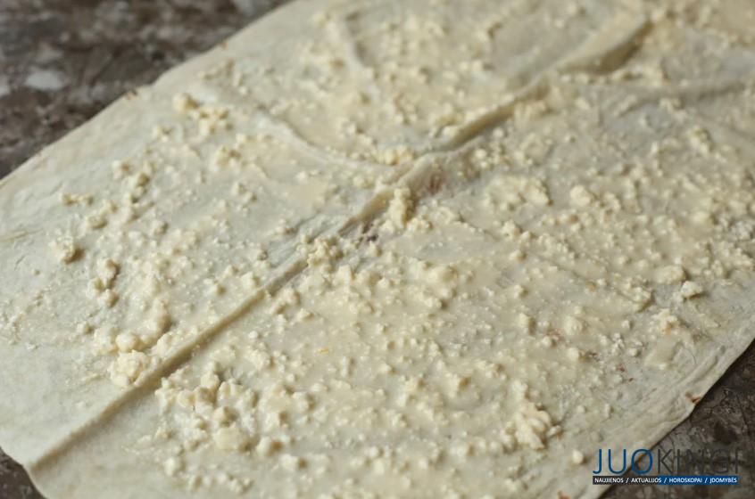 Беру обычный тонкий лаваш, немного творога и уже через 10 минут вкуснейшая выпечка готова: к завтраку и не только