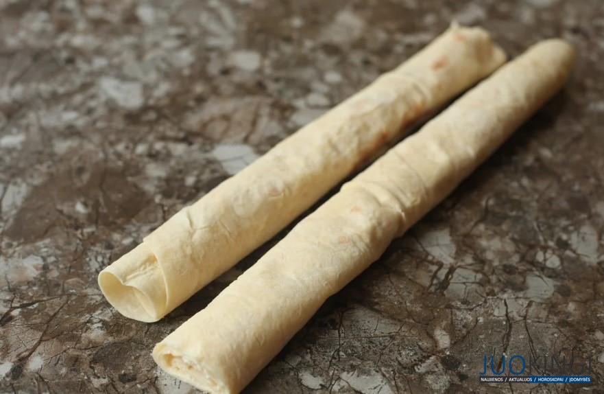 Беру обычный тонкий лаваш, немного творога и уже через 10 минут вкуснейшая выпечка готова: к завтраку и не только