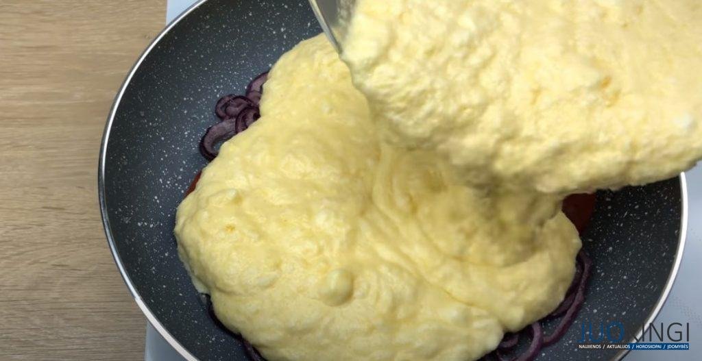Просто смешайте сыр с яйцами и пожарьте на сковороде. Новый рецепт омлета