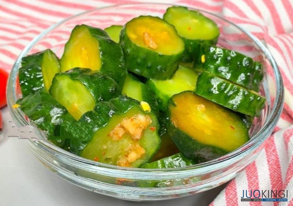 Готовлю вкусную закуску из огурцов в бутылке: очень просто, а результат превосходит все ожидания