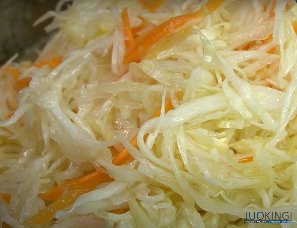 Слишком хрустящая и вкусная. Рецепт капусты, который я готовлю более 5 лет: всегда стоит в холодильнике