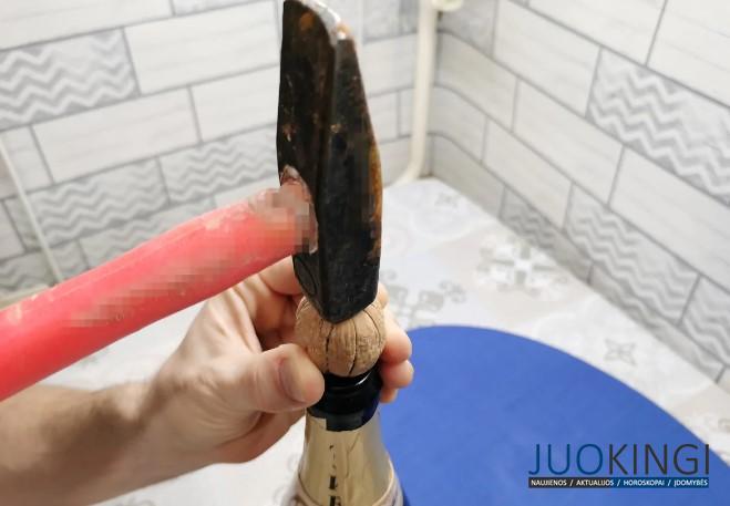 Чищу грецкие орехи при помощи бутылки от шампанского (научился у старого осетина). Ядро остается целым