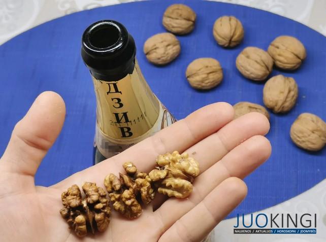 Чищу грецкие орехи при помощи бутылки от шампанского (научился у старого осетина). Ядро остается целым