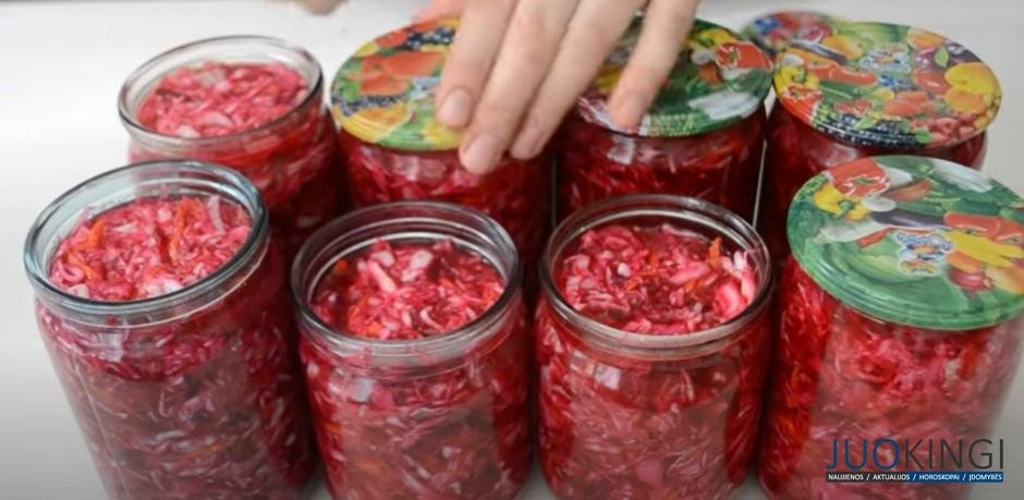Яркий и хрустящий салат на зиму из банальной капусты. Рецепт легкий в приготовлении