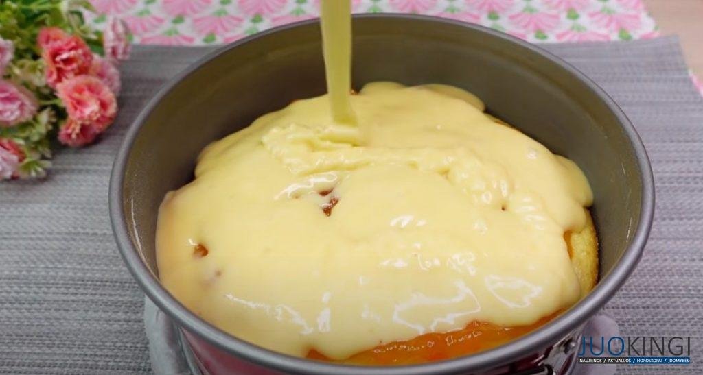 Очень вкусно с молочком! Быстрый и экономичный: воздушный пирог с вареньем