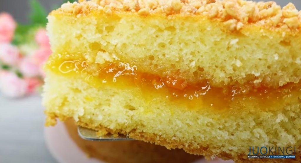 Очень вкусно с молочком! Быстрый и экономичный: воздушный пирог с вареньем