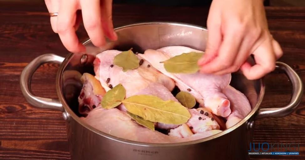 Кладу мясо в форму и получаю вкуснейшую закуску
