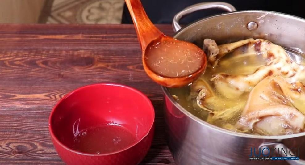 Кладу мясо в форму и получаю вкуснейшую закуску