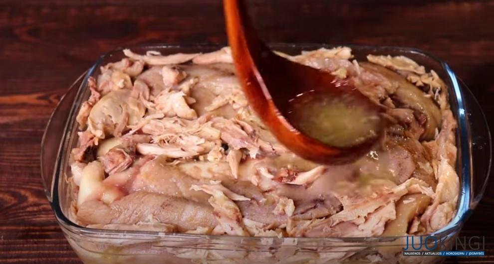 Кладу мясо в форму и получаю вкуснейшую закуску