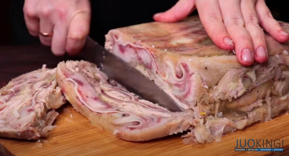 Кладу мясо в форму и получаю вкуснейшую закуску