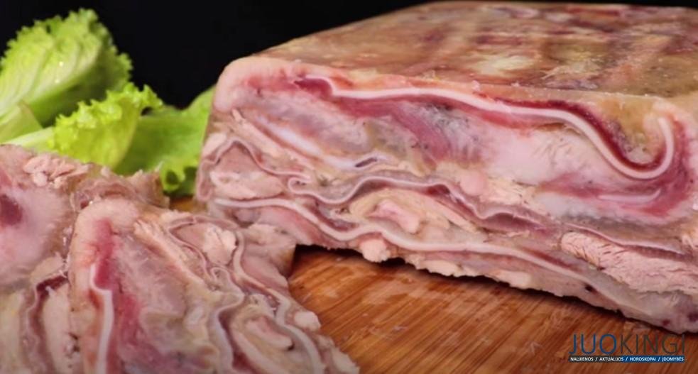 Кладу мясо в форму и получаю вкуснейшую закуску