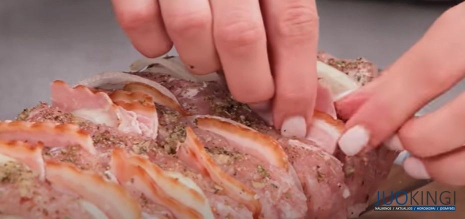 Сочная свинина в духовке. Мясо не пересыхает: делаем надрезы и вставляем бекон с луком
