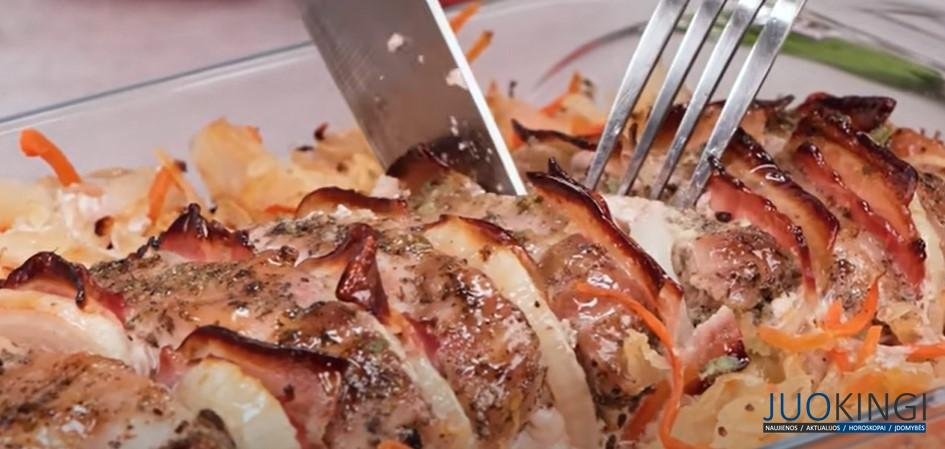 Сочная свинина в духовке. Мясо не пересыхает: делаем надрезы и вставляем бекон с луком
