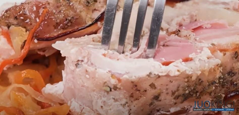 Сочная свинина в духовке. Мясо не пересыхает: делаем надрезы и вставляем бекон с луком