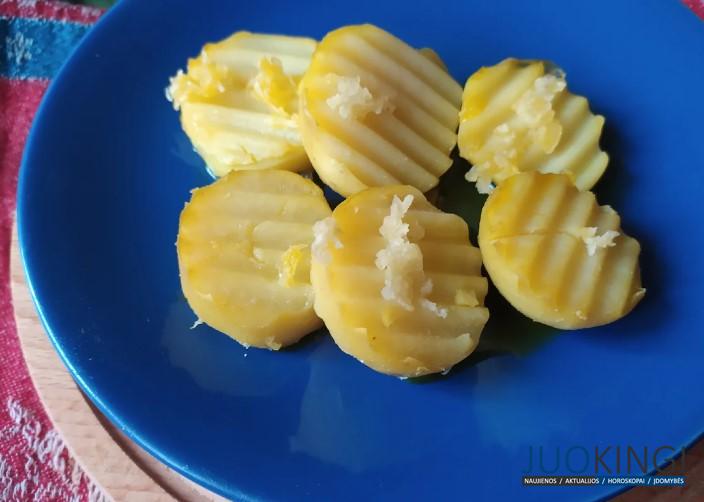 Узнала, как на Кубани вкусно варят картофель в мундире, добавляя три ингредиента. И придумали, как за секунды очистить