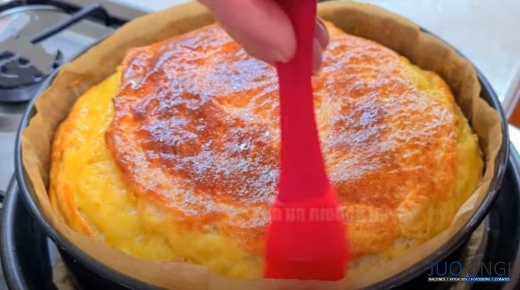 Такой шикарный пирог никогда не надоест. Очень вкусный, соленый, с нежным кремом