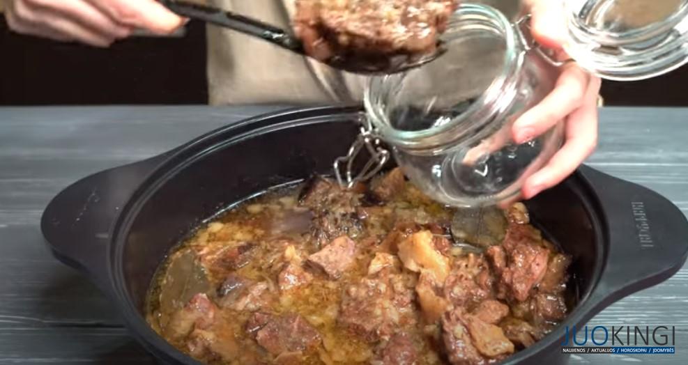 Один раз готовлю так мясо и месяц только гарниры меняю. Мясо тает во рту. Домашняя тушенка