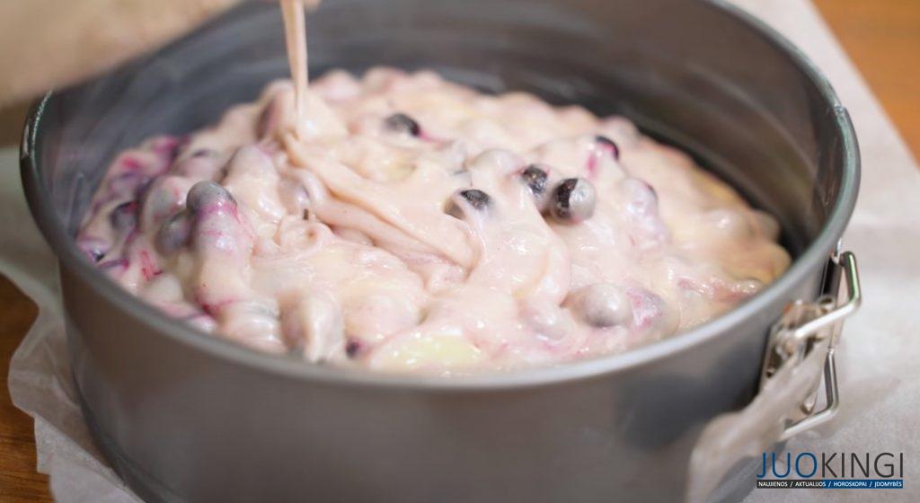 Все замешала и в духовку. Готовлю пирог с любыми ягодами: простой и вкусный пирог